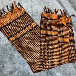 Tunna halsdukar - båda för 250:-, nyskick på båda två!