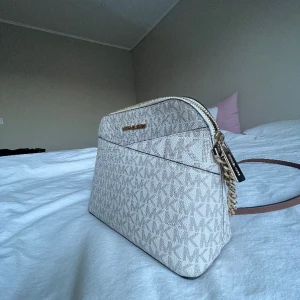 Michael Kors Väska  - Superfin äkta Michael Kors väska. Använd ca 2 gånger och är i  nyskick.  Köparen står för frakt.