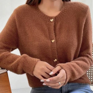 As söt cardigan  - Kan skicka fler bilder på privat , fast knapparna är cirkel guldiga och inte hjärtformade . As skön material perfekt inför vintern 