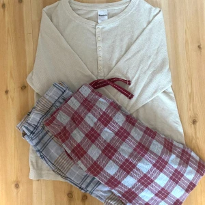 PYJAMAS SET FÖR 100 KR - Jättefint pyjamaset för 100 kr (då ingår två pyjamasbyxor+ en topp)  Annars säljs pyjamasbyxorna 50kr styck och tröjan för 30kr 💗allt är från Kappahl💕 allt är S/36💞