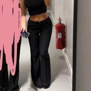 Bootcut kostmbyxor - Bootcut kostymbyxor, är lite långa på mig som är 1,67 så skulle säga att det passar någon som är runt 169/170cm 💕💕 inga defekter då dem knappt är använda. Lågmidjade och har en synlig söm som går på båda benen som man ser på andra bilden!! 💕💕 