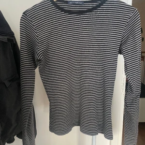 brandy melville tröja - randig brandy melville tröja i bra skick, skriv vid frågor/fler bilder :)