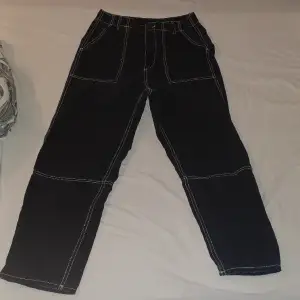 Perfekta och väldigt sköna svarta cargo jeans. Användes max två gånger. Köpta för 350 kr men säljs för 120kr. Väldigt sköna jeans. De har inga slitningar/hål eller fläck.