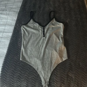 Body  - Body från Bik Bok. Använd fåtal gånger. Frakten betalar köparen själv. 