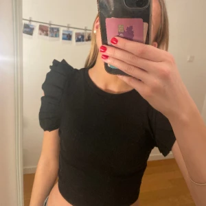 Topp med volang - Svart topp med volang från zara