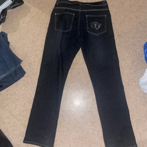 Y2k jeans - Marinblåa raka jeans med super fina detaljar på fickorna! Dom är medium waist, dom sitter också super fint mer lowwaist för en baggt look!  Mått: Waist: 40cm liggandes Innerben: 78cm 