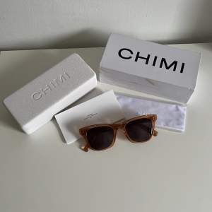 CHIMI #007 Eyewear  Säljer dessa fräscha Chimi somglasögon i nyskick! Passar till dig som gillar Grisch/Sthlm stil⚜️ Perfekta nu inför sommaren! Helt nya wipes medföljer samt fodral och 🗃️ Nypris 1000-1400kr! Mvh ItsForFits 🌟