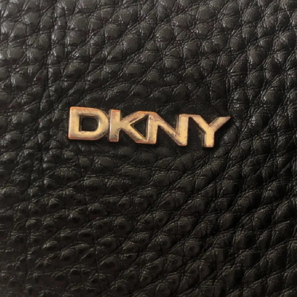 Säljer denna super coola DKNY väska då den inte kommer till användning! Som man ser har dragkedjan rostat lite men annars är den i nyskick! Original pris: 2500 och har tyvärr inte kvar äktahets bevis då jag köpte den för ett tag sedan💘. Väskor.