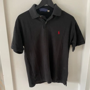 Ralph lauren piké  - Ritkigt fet Ralph lauren piké i bra skick. Storlek s men passar XS.  Skriv vid frågor eller funderingar👏