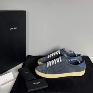 Säljer ett par sjukt fräscha saint Laurent skor i storlek 41 1/2, cond 8/10 lite heeldrag. Kommer med OG box, dustbags, booklet, extra snören samt KVITTO