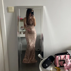 Balklänning - Balklänning! Ej använd då jag var för sen med att returnera efter jag köpt den💕 Rosa/beige i färgen