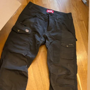 fjällräven byxor - äkta fjällrävens g1000 funktionsbyxor i storlek 36, super sköna. ingen stretch. orginal pris 1500. inte slitna alls