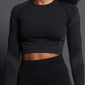 Träningströja - En träningströja från lager 157. Skitsnygg o skön men kommer inte till användning. OBS FINNS TILLKOMMANDE TIGHTS! 