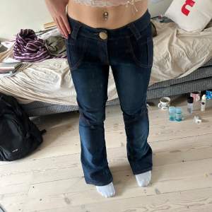 Säljer dessa unika jeans i botcut modell. Passar mig som är medium i storleken och 165 cm lång❤️tror de sitter mer botcut på någon som är mindre i storlek väldigt fint skick, använd fåtalet gånger men inte min smak. Märket heter ”ipnoz jenim”.