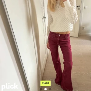 Röda jeans - Coola unika jeans, köpt på Plick men de satt inte som jag ville 