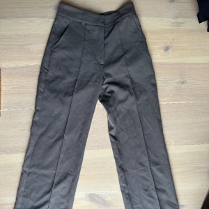 Kostymbyxa från Madlady  - Skit snygg kostymbyxa från madlady! Passar tyvärr inte längre efter graviditet. 