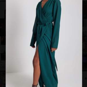 Säljer min mörk gröna balklänning från 9an då jag inte kommer få mer användning av den. Klänningen är använd en gång och är i fint skick.