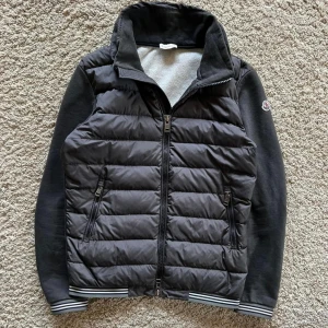 Moncler cardigan  - Moncler cardigan storlek small  Cond 7,5/10 Pm för fler bilder 