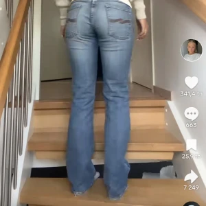 Nudie jeans - Nudie jeans i nyskick🥰 aldrig använd och i samma modell som ni ser på bilderna från tiktok. Dom är lite små i midjan så skulle sälja att dom är en 27 i midjan isället🥰 Hittar inga defekter och det är bara och skriva vid mer funderingar eller frågor🥰
