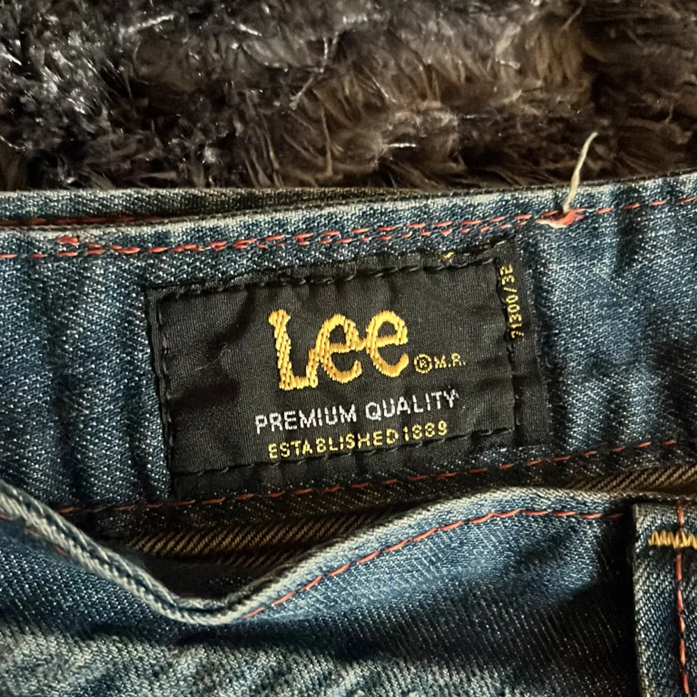  Säljer just nu mina asfeta Lee Jeans med otrolig tvätt. Det passar perfekt nästan vilken outfit som helst och är i otroligt bra skick då det inte finns några defekter. Nypris: 1200 Mitt pris:450 Priset är ej hugget i Sten och kan diskuteras. Jeans & Byxor.