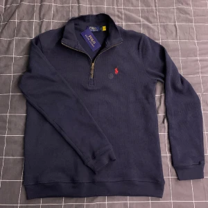 Ralph lauren half zip - Ralph lauren half zip, oanvänd med tags. Endast testad men den var bara lite för stor. Storlek small men passar även liten medium. Priset kan självklart diskuteras så skriv bara på.