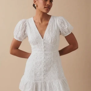 Intressekoll studentklänning  - Intressekoll på denna populära klänning från Gina som endast är testad. 