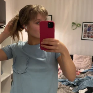 T-shirt - En superfin blå t-shirt med en ficka vid bröstet! Funnits på Zara, men går inte längre att få tag på. Skriv vid funderingar 🩷