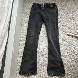 Jätte snygga mörk gråa jeans som tyvärr har blivit för korta för mig. Jeansen har band på innersidan på midjan som gör att man kan spänna ut eller in beroende på sitt midjemått💘 Väldigt bra skick!