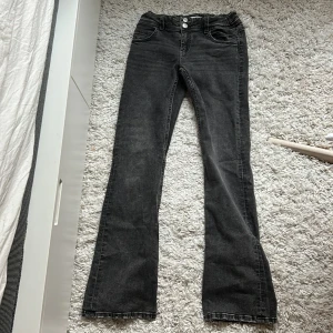 Jeans - Jätte snygga mörk gråa jeans som tyvärr har blivit för korta för mig. Jeansen har band på innersidan på midjan som gör att man kan spänna ut eller in beroende på sitt midjemått💘 Väldigt bra skick!