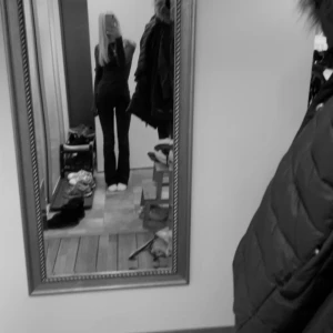 Jeans - Ett var low waist BOOTCUT jeans från zara. Jättefina,säljs då dem är för stora för mig. Samma jeans som på bilden fast annan storlek (strl 32 på bild). Säljs inte längre.