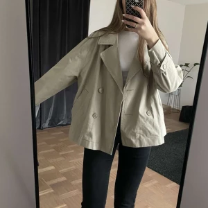 kort trenchcoat - monki  - perfekt vårjacka från Monki! Beige kort trenchcoat i storlek M, använd 2 ggr!❤️