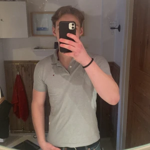 Tommy hilfiger pike  - Säljer denna Tommy hilfiger pike som är i ”storlek L” men sitter på mig som en Medium och den är i topp skick 😁👍🏼