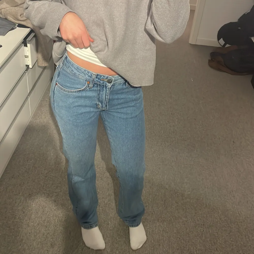 Ett par fina lågmidjade jeans från bikbok i storlek waist:24 längd:32💗har dock ett minimalt litet hål som jag sytt igen o syns inte alls . Jeans & Byxor.