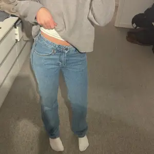 Ett par fina lågmidjade jeans från bikbok i storlek waist:24 längd:32💗har dock ett minimalt litet hål som jag sytt igen o syns inte alls 