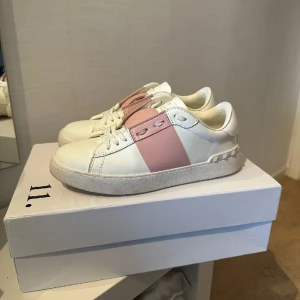 Valentino sneakers  - Säljer nu mina Valentinos då dem inte passar längre🩷 Det är storlek 38 men passar 37-37,5 då dem är små i storleken🌟