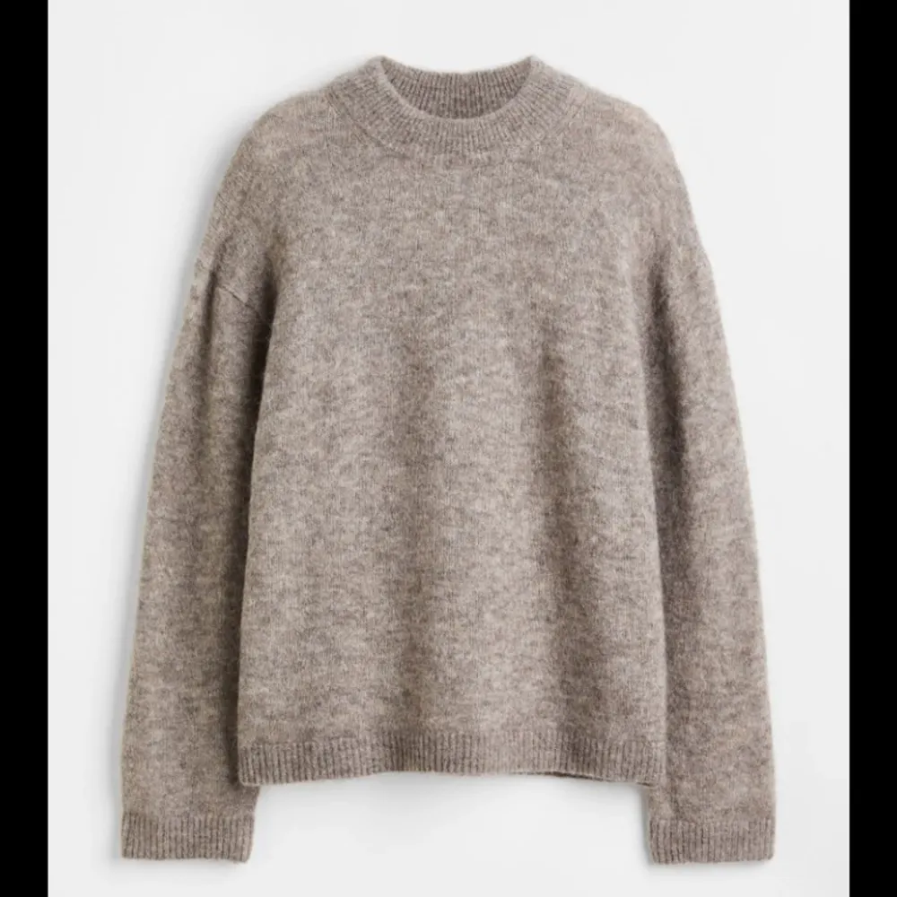 Säljer en fin stickade tröjan från H&m, inga defekter💕 helt slutsåld på hemsidan! Alpackaull. Stickat.