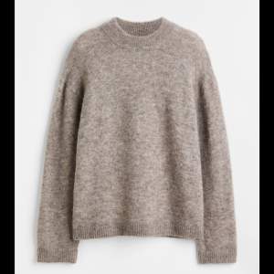 Säljer en fin stickade tröjan från H&m, inga defekter💕 helt slutsåld på hemsidan! Alpackaull
