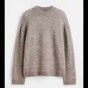 Säljer en fin stickade tröjan från H&m, inga defekter💕 helt slutsåld på hemsidan! Alpackaull