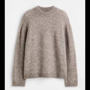 Stickad tröja  - Säljer en fin stickade tröjan från H&m, inga defekter💕 helt slutsåld på hemsidan! Alpackaull