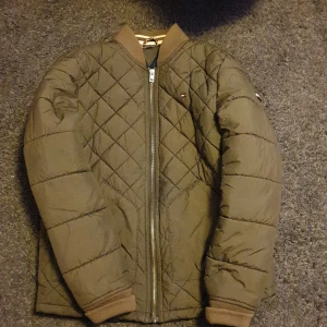 Tommy Hilfiger jacka - Säljer nu min Tommy jacka för den är förliten. Den är lite smutsig men efter en tvätt så är den som ny 