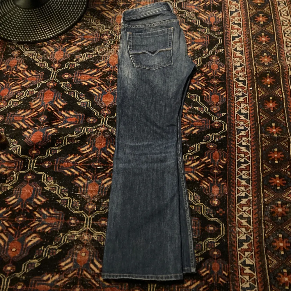Snygga bootcut jeans från Diesel med modellen ”Zatiny - Regular Bootcut”. Vid benöppning som går snyggt över skorna. Skriv för mått mm. Jeans & Byxor.