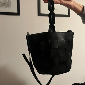 Svart väska - Svart väska som är medelstor. Denna är rymlig till mycket grejer. Funkar bäde som en utekvälls väska och varfaglig/skol väska. Helt perfekt skick. Precis som ny💕