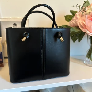 Väska från zara - Säljer denna fina o rymliga väska från zara, ingår ett längre band så man kan ha det crossbody. 