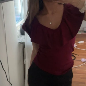 Röd topp - Super söt röd topp, perfekt till fest💋💋