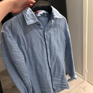 Linneskjorta - Ljusblå linneskjorta från Zara i storlek M. Mycket bra skick och använd vid ett tillfälle.