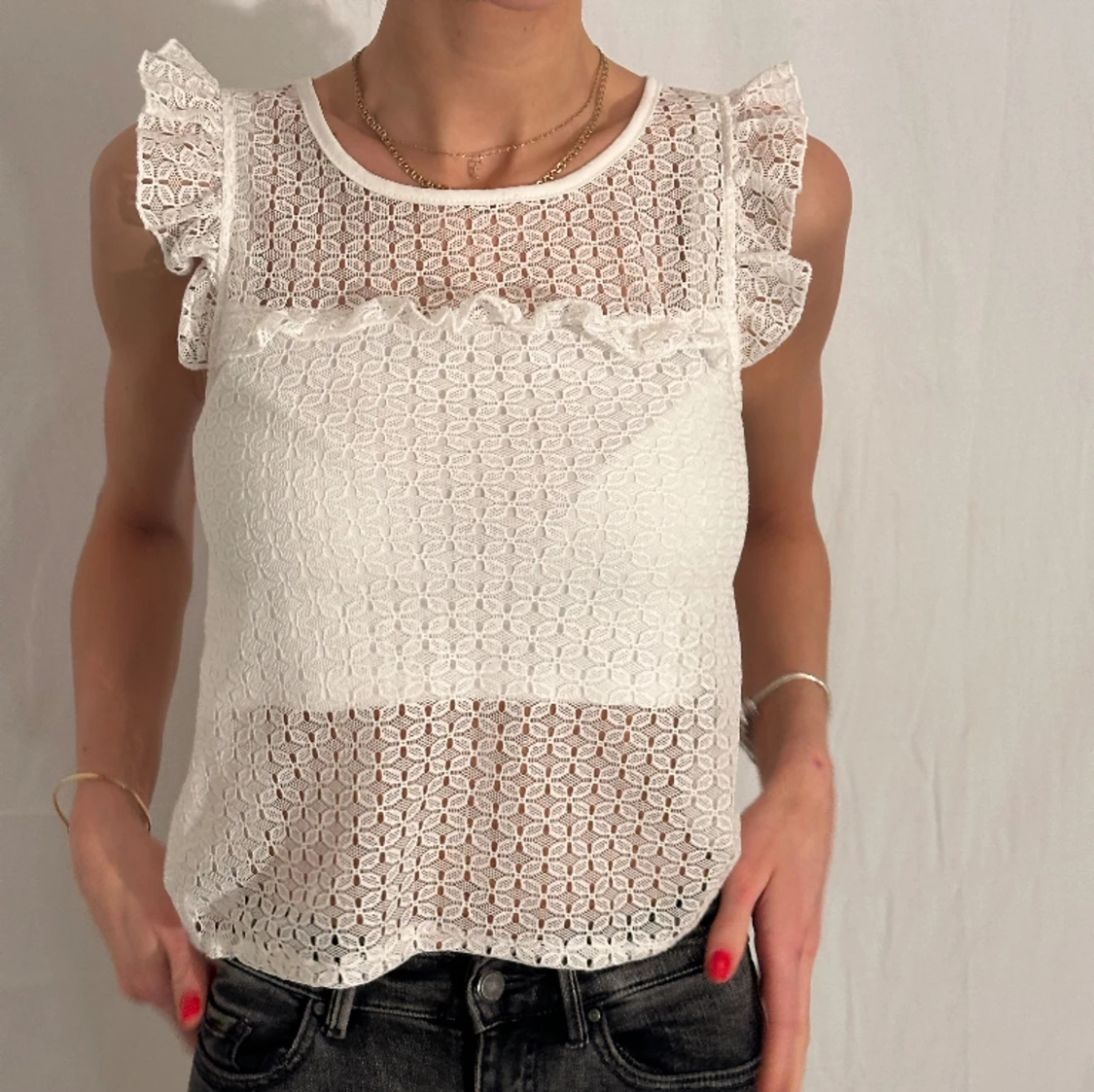 Vit kortärmad blus i spets