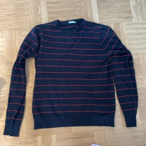 Stickad tröja - Svart och röd randig