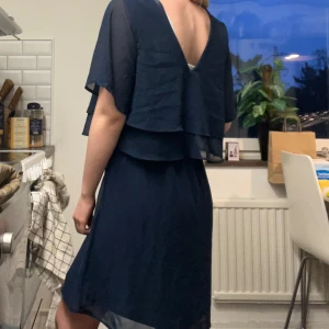 Klänning - Jättefin marinblå klänning med fina detaljer. Den är från vero Moda men används inte. Storlek M men passar mig med storlek S. Beror på hur man vill att den ska sitta:) 