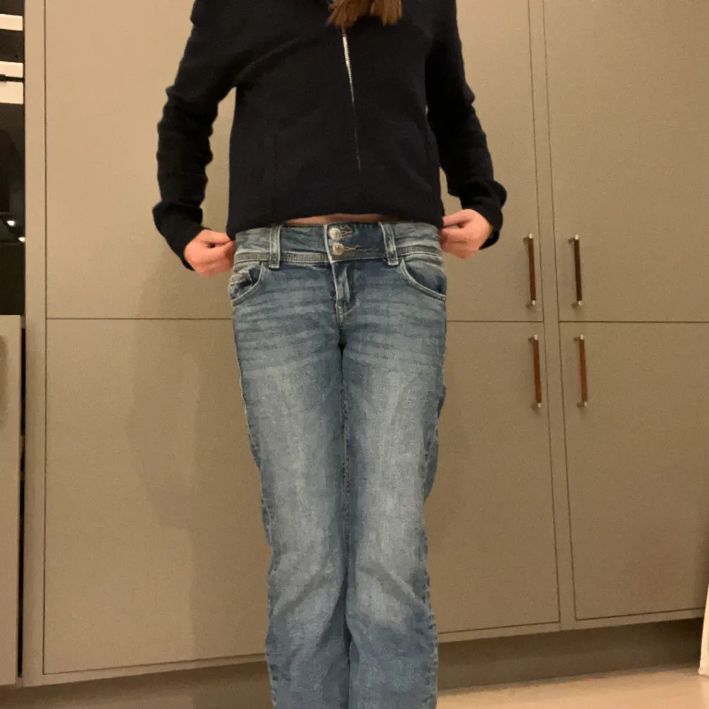 Hej! Jag säljer de här superfina lågmidjade Gina young jeansen😘De är i storlek 146☺️Säljer pga att de är för små för mig☺️. Jeans & Byxor.