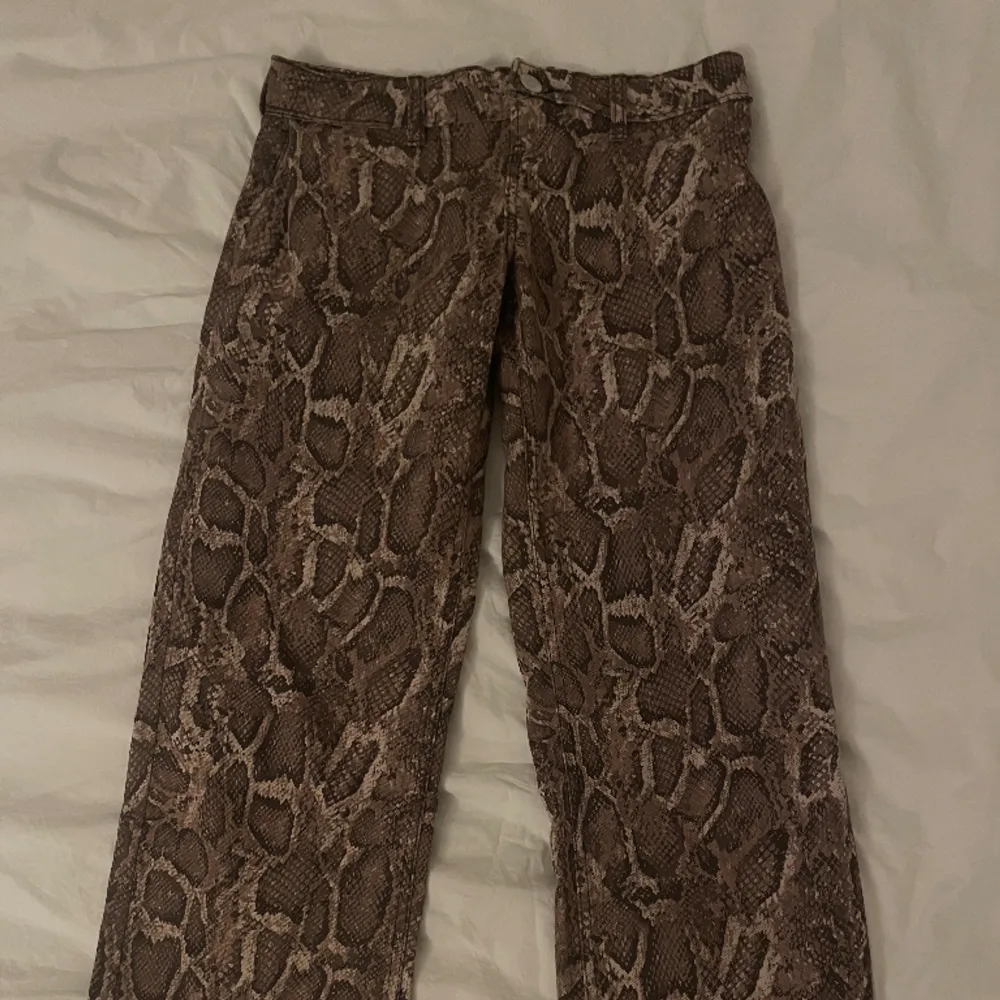 Låg midja leopardmönstrade jeans i storlek 32, sytt om dem själv men från början köpta från Monki. Jeans & Byxor.